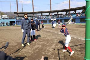 未来の本塁打王に　杉本選手が指導