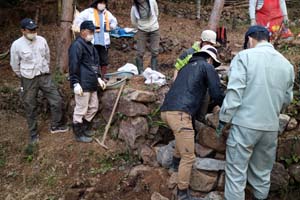 阿千田峠古道を石積みで修復