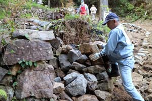 阿千田峠古道を石積みで修復