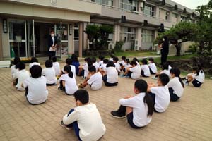 人権の花、市内小学校へ贈る