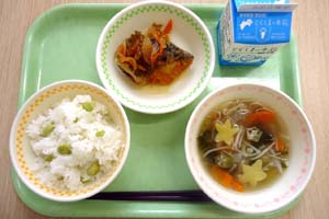 阿南市産のオクラを使った給食を提供