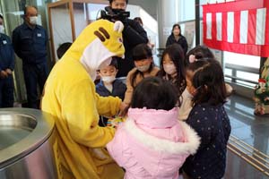 阿南駅で干支の引継式