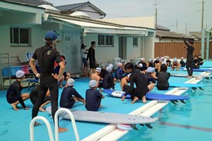 小学校でサーフィンの授業